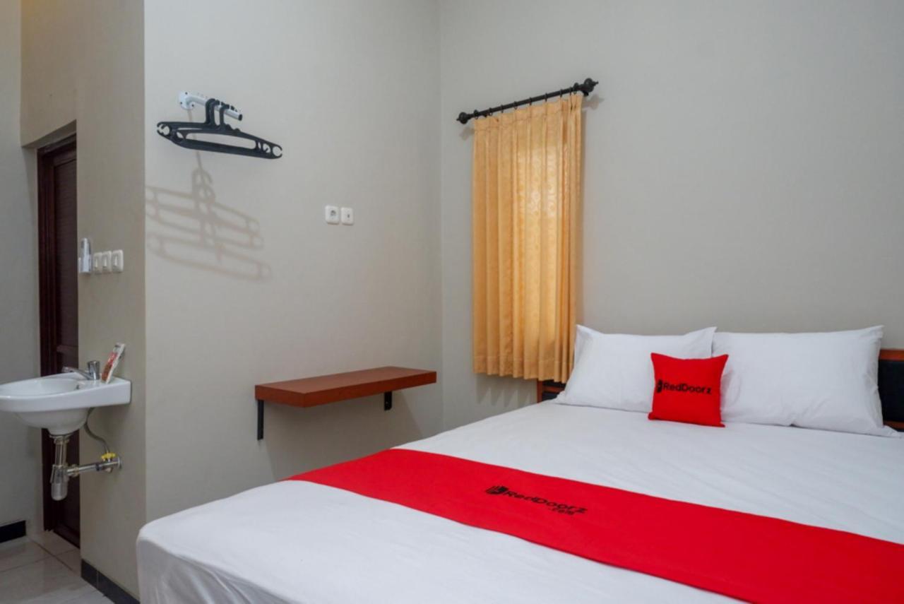 Hotel Reddoorz Near Kampus Ump Purwokerto 2 à Sumbang Extérieur photo