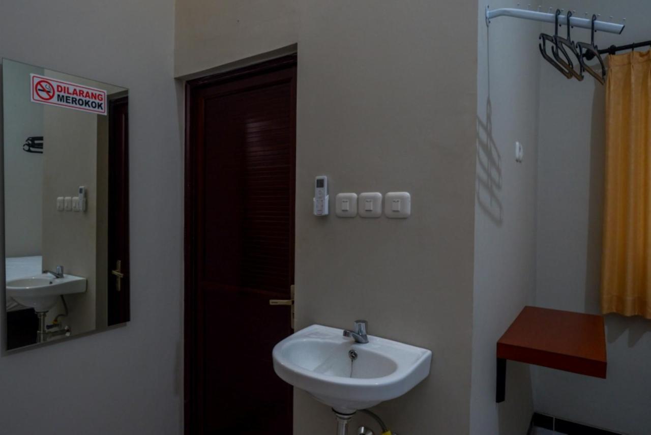 Hotel Reddoorz Near Kampus Ump Purwokerto 2 à Sumbang Extérieur photo