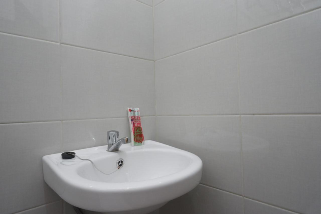 Hotel Reddoorz Near Kampus Ump Purwokerto 2 à Sumbang Extérieur photo