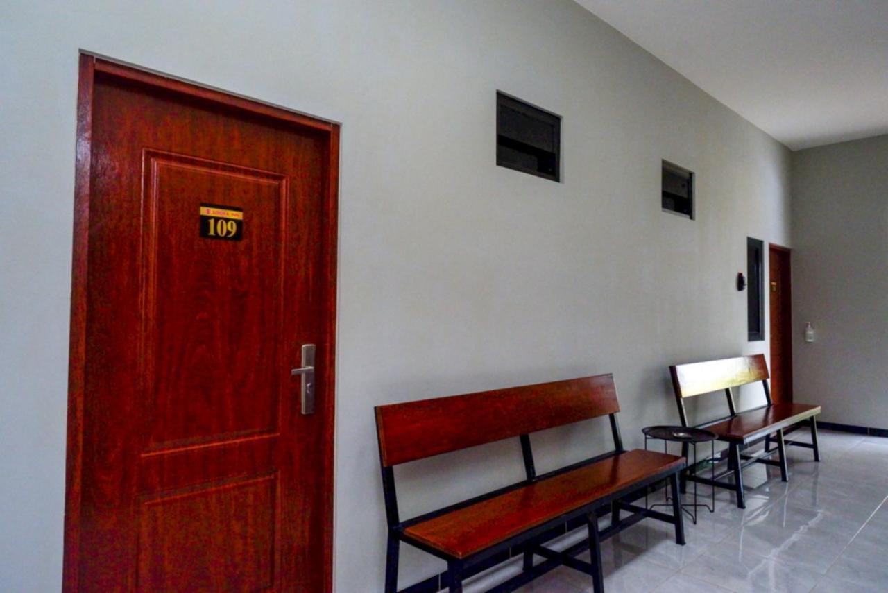 Hotel Reddoorz Near Kampus Ump Purwokerto 2 à Sumbang Extérieur photo