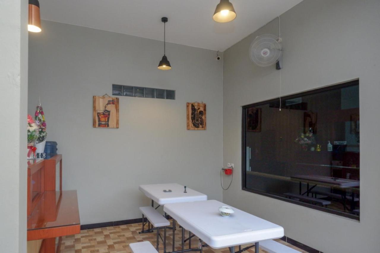 Hotel Reddoorz Near Kampus Ump Purwokerto 2 à Sumbang Extérieur photo